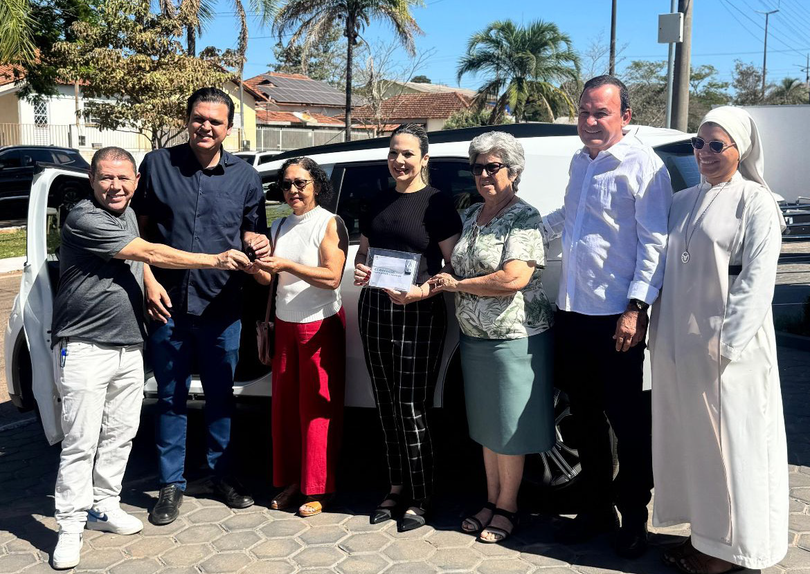 PREFEITURA DE GUIRATINGA ENTREGA VEÍCULO ZERO KM À CASA DE REPOUSO MADRE GAETANA STERNI