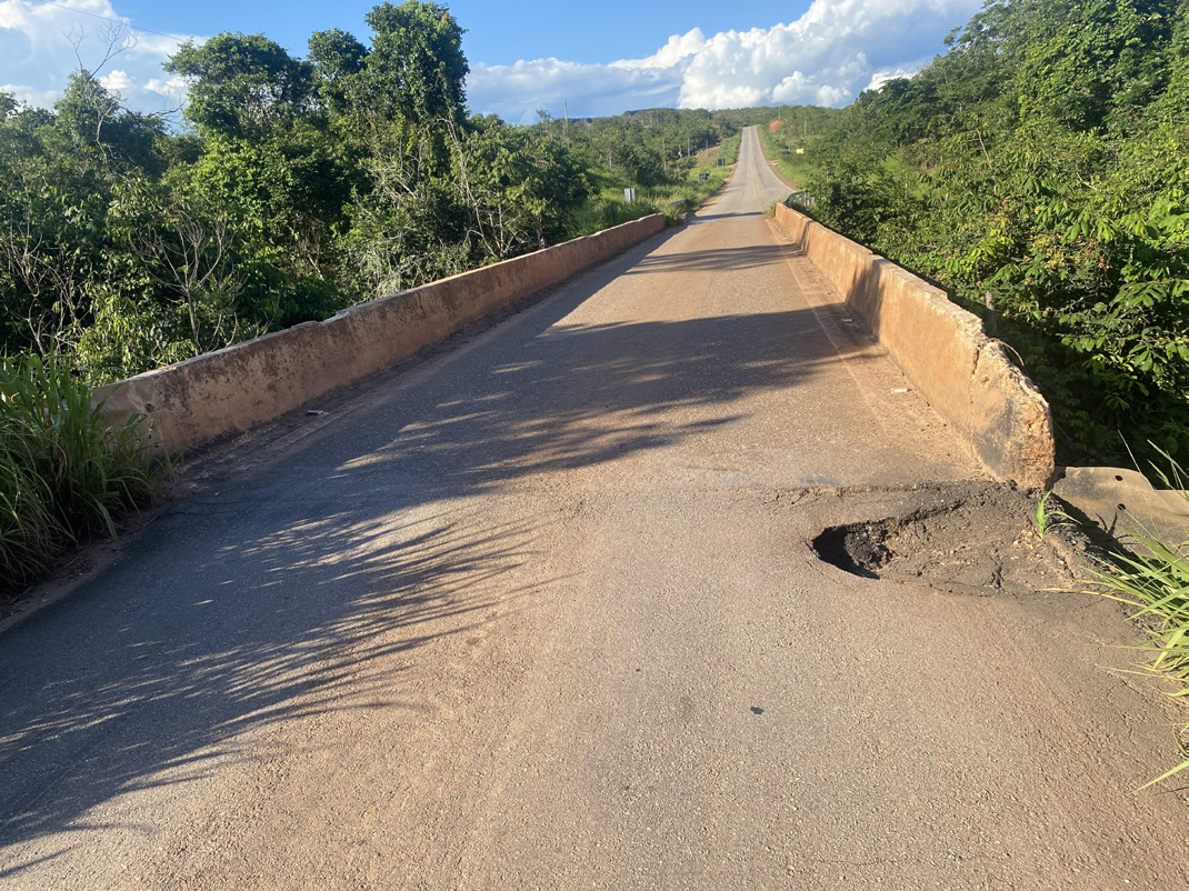 VEREADOR ARI BONILHA PERCORREU RODOVIA E ENVIOU MATERIAL PARA A SINFRA.